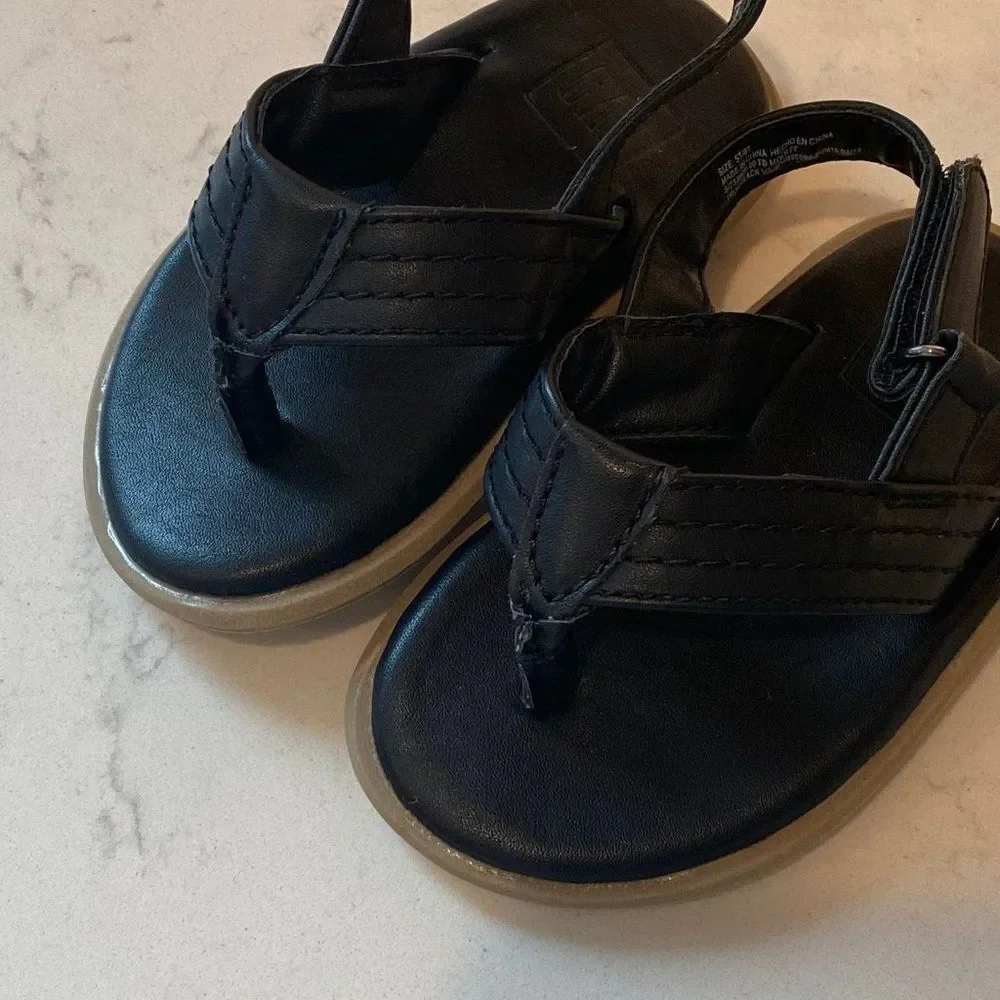 Baby GAP Faux Leather Black Strap on Flip-flops, Size 18/24 months